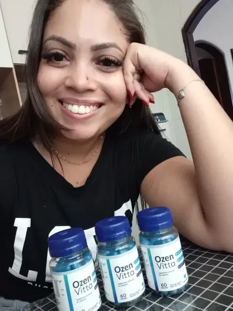 Cliente segurando potes de Ozenvitta