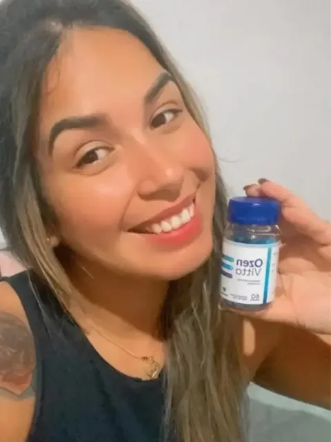 Cliente segurando um pote de Ozenvitta