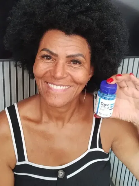 Cliente segurando um pote de Ozenvitta